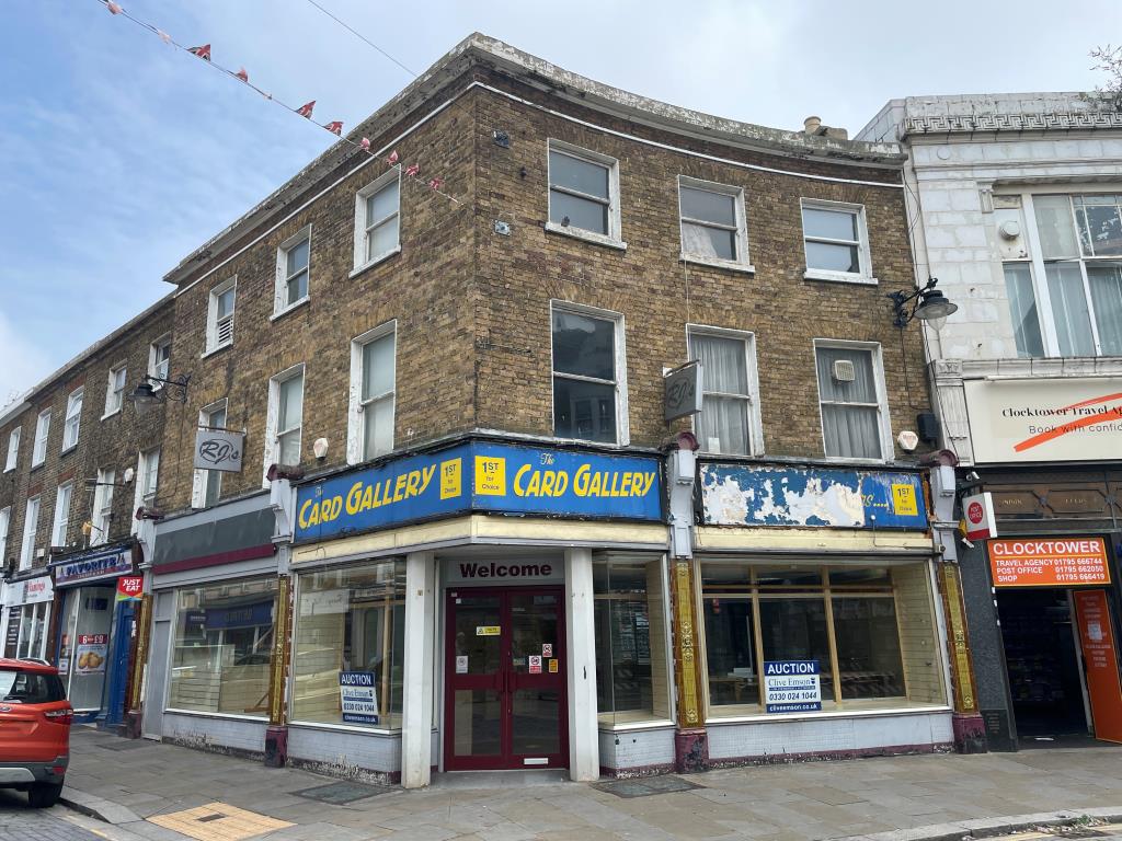 Lot: 14 - FREEHOLD VACANT BUILDING WITH RETAIL PREMISES AND POTENTIAL FOR CONVERSION OF UPPER FLOORS - Town centre three storey corner property